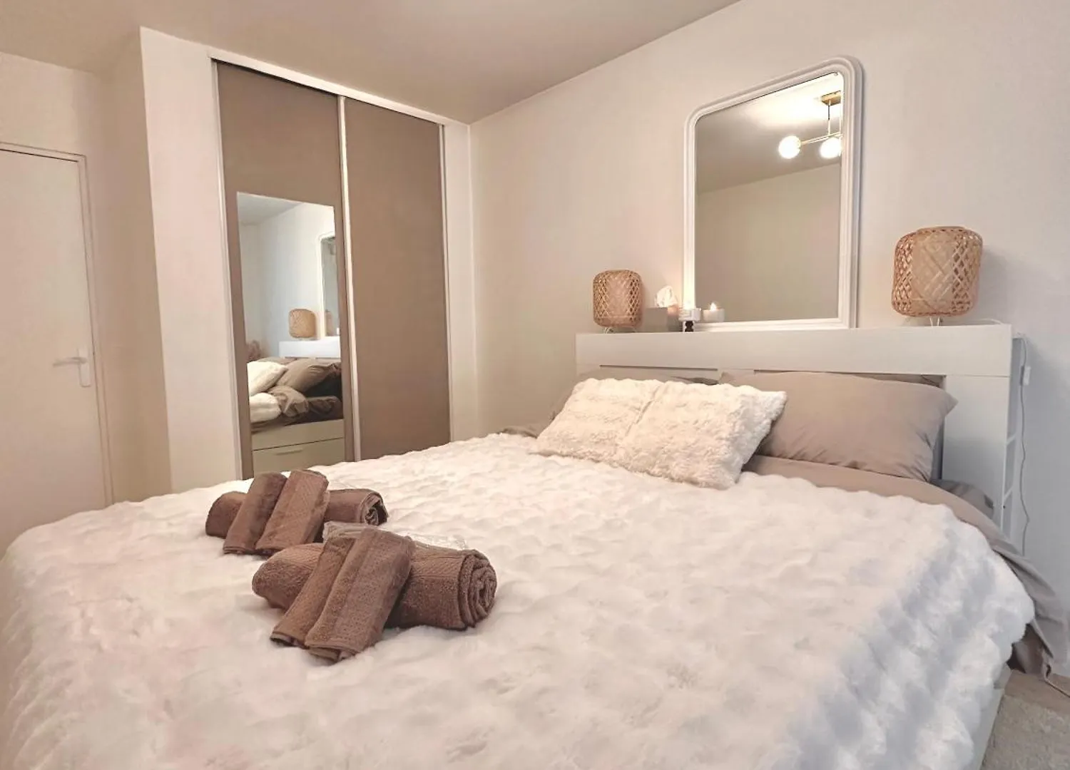 Cosy&Bright Apartment Paris contacts